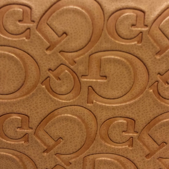Guess Logo Embossed Carry-All - Picture 2 of 11